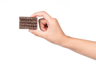 Beyaz arkaplanda izole edilmiş kahverengi çok katmanlı waffle 'ı tutan kişi