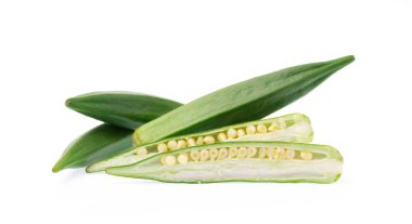 Beyaz arka planda izole edilmiş taze bamya dilimleri.