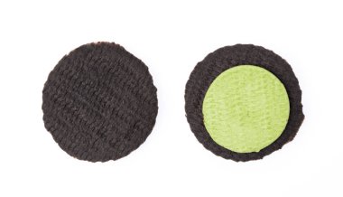 Beyaz arka planda izole edilmiş yeşil çay dolu kurabiye bisküvileri