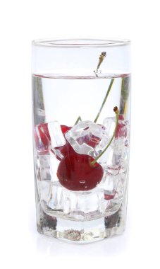 Beyaz arkaplanda vişneli kokteyl izole edildi.