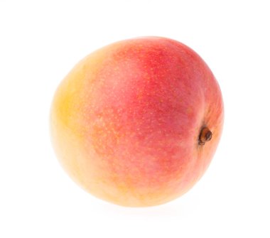 Beyaz arkaplanda yalıtılmış mango meyvesi.