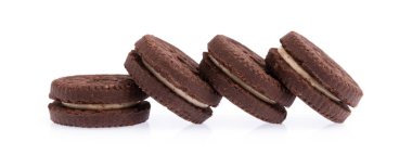 Beyaz arka plan üzerinde izole krema dolgulu kurabiye.