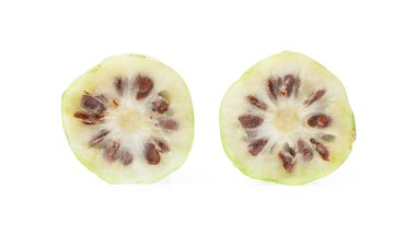 Dilimlenmiş Noni meyvesi beyaz arkaplanda izole.