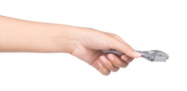 Beyaz arka plan üzerinde izole anahtarı tutan el