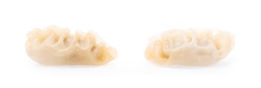 Beyaz arkaplanda izole edilmiş wontonlar.