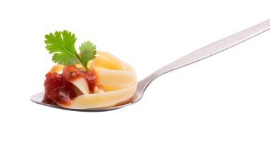 Beyaz arka planda izole edilmiş tencere kaşığında spagetti.