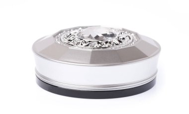 Modern yanak kızarıklığının ya da makyaj tozu reklamlarının ürünü, beyaz arka grupta izole edilmiş şirin paket