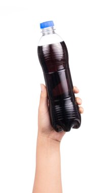 Kola plastik şişesi beyaz arka planda izole edilmiş karbonatlı bir meşrubattır.