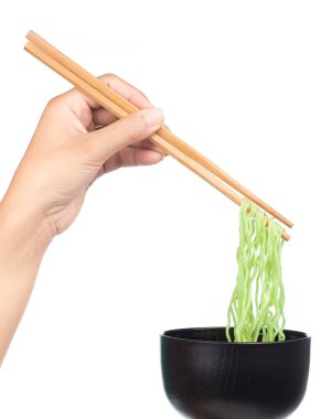 Çin vermicelli yemek çubukları ve beyaz arka planda izole edilmiş kase.