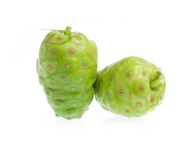 Noni meyvesi beyaz arkaplanda izole.