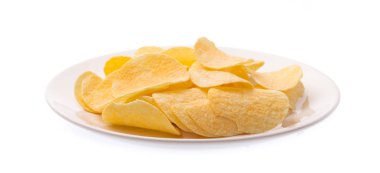 Beyaz arkaplanda izole edilmiş tabakta patates cipsi