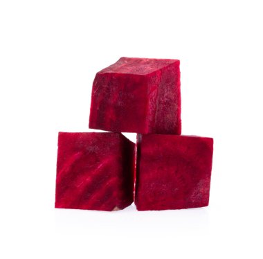 Pancar kökünün kesimi beyaz arkaplanda izole edildi