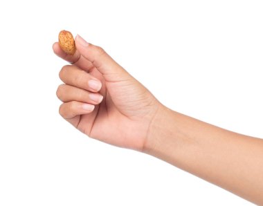 Beyaz arkaplanda el ele tutuşan badem