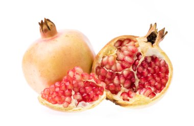 Beyaz arkaplanda yalıtılmış nar meyveleri.