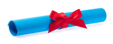 Beyaz arkaplanda kırmızı kurdeleli mavi kağıdı yuvarla