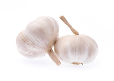 Beyaz arkaplanda sarımsak izole edilmiş.