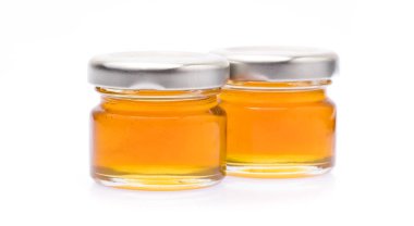 Bal kavanozu beyaz arkaplanda izole