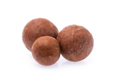 Macadamia fındığı beyaz arkaplanda izole edildi.