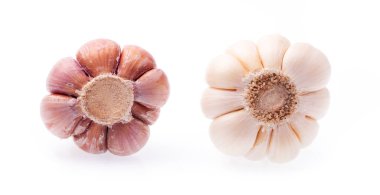 Beyaz arkaplanda sarımsak izole edilmiş.