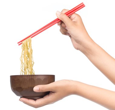 Çin vermicelli yemek çubukları ve beyaz arka planda izole edilmiş kase.