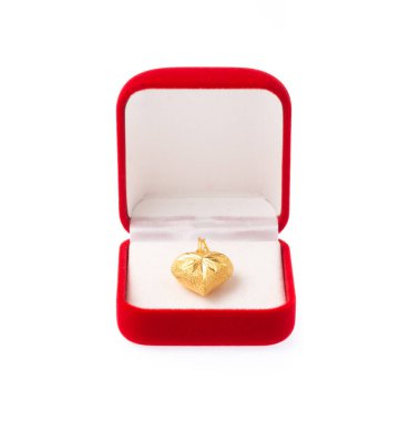 Kırmızı kadife kutudaki altın kalp kolyesi beyaz arka planda izole edilmiş.