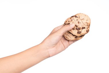 El ele tutuşan kurabiyeler beyaz arka planda izole edilmiş çikolatalı bisküviler