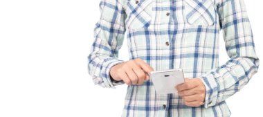 Beyaz arkaplanda izole edilmiş cep telefonu kullanan eller 