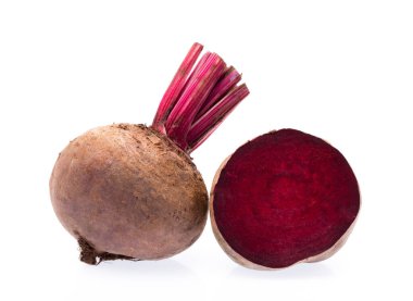 Beyaz arka plan üzerinde izole kırmızı pancar dilim