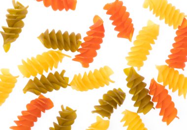 Beyaz arkaplanda izole edilmiş makarna