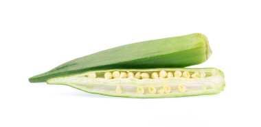 Beyaz arka planda izole edilmiş taze bamya dilimleri.