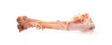 Kızarmış tavuk budu kemiği beyaz arka planda izole edilmiş.