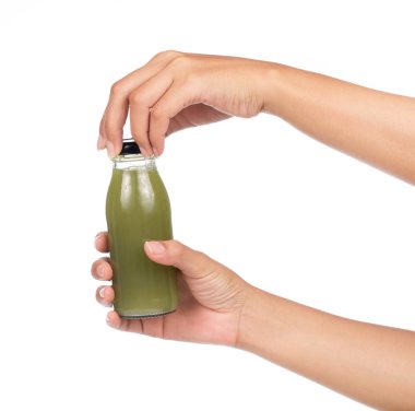 Beyaz arka planda izole edilmiş bir şişe guava suyu..