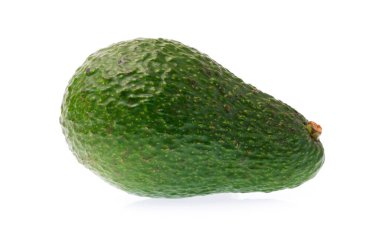 avokado beyaz arkaplanda izole edildi