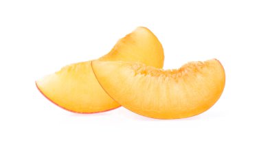 Beyaz arkaplanda izole edilmiş olgun yakut erik meyvesi