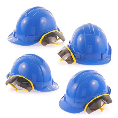 Beyaz arkaplanda izole edilmiş kask ve güvenlik gözlükleri.