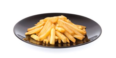 Beyaz arka planda izole edilmiş bir tabakta patates kızartması.