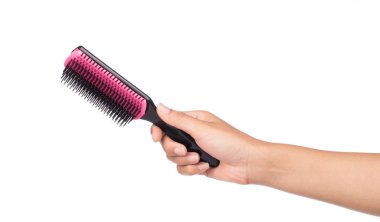 El ele tutuşan pembe saç tarağı beyaz arkaplanda izole edildi