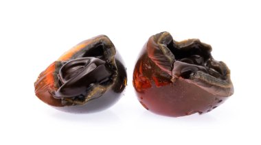 Dilimlenmiş ördek yumurtaları beyaz arkaplanda izole edilmiş.