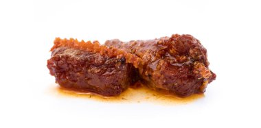 Beyaz arka plan üzerinde izole konserve balık