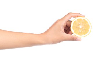 Beyaz arka plan üzerinde izole limon tutan el
