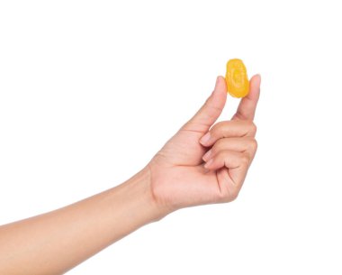 Kurutulmuş kuru üzümler beyaz arka planda izole edilmiş