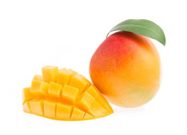 Beyaz arkaplanda yaprak izole edilmiş mango dilimi
