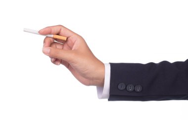 Beyaz arka planda izole bir şekilde sigaraya başlayan işadamı eli.