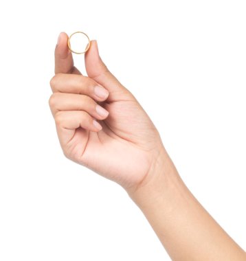 Beyaz arkaplanda izole edilmiş altın yüzüklü el
