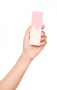 El ele tutuşan çikolata beyaz arka planda izole