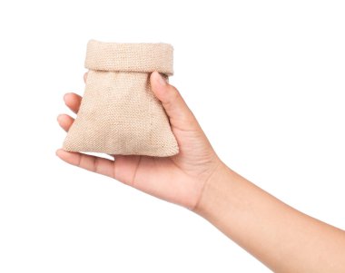 El ele tutuşan tekstil çuvalı beyaz arka planda izole edildi