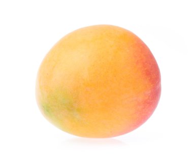 Beyaz arkaplanda yalıtılmış mango meyvesi.