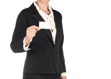 İş kadını beyaz arka planda izole edilmiş bir kartvizit gösteriyor