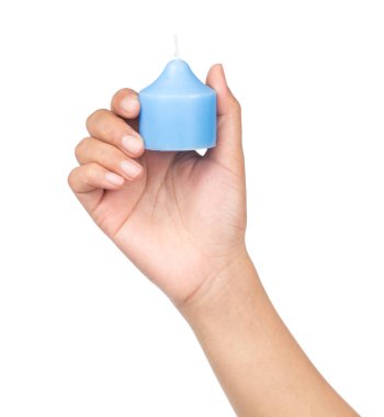 El ele tutuşan mavi mum beyaz arkaplanda izole edilmiş.