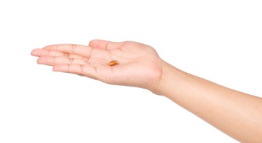 Eldeki soya fasulyesi ezmesi beyaz arkaplanda izole edilmiş..